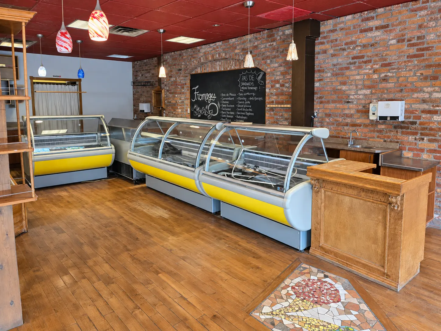 Vue actuelle du local commercial et de ses comptoirs réfrigérés